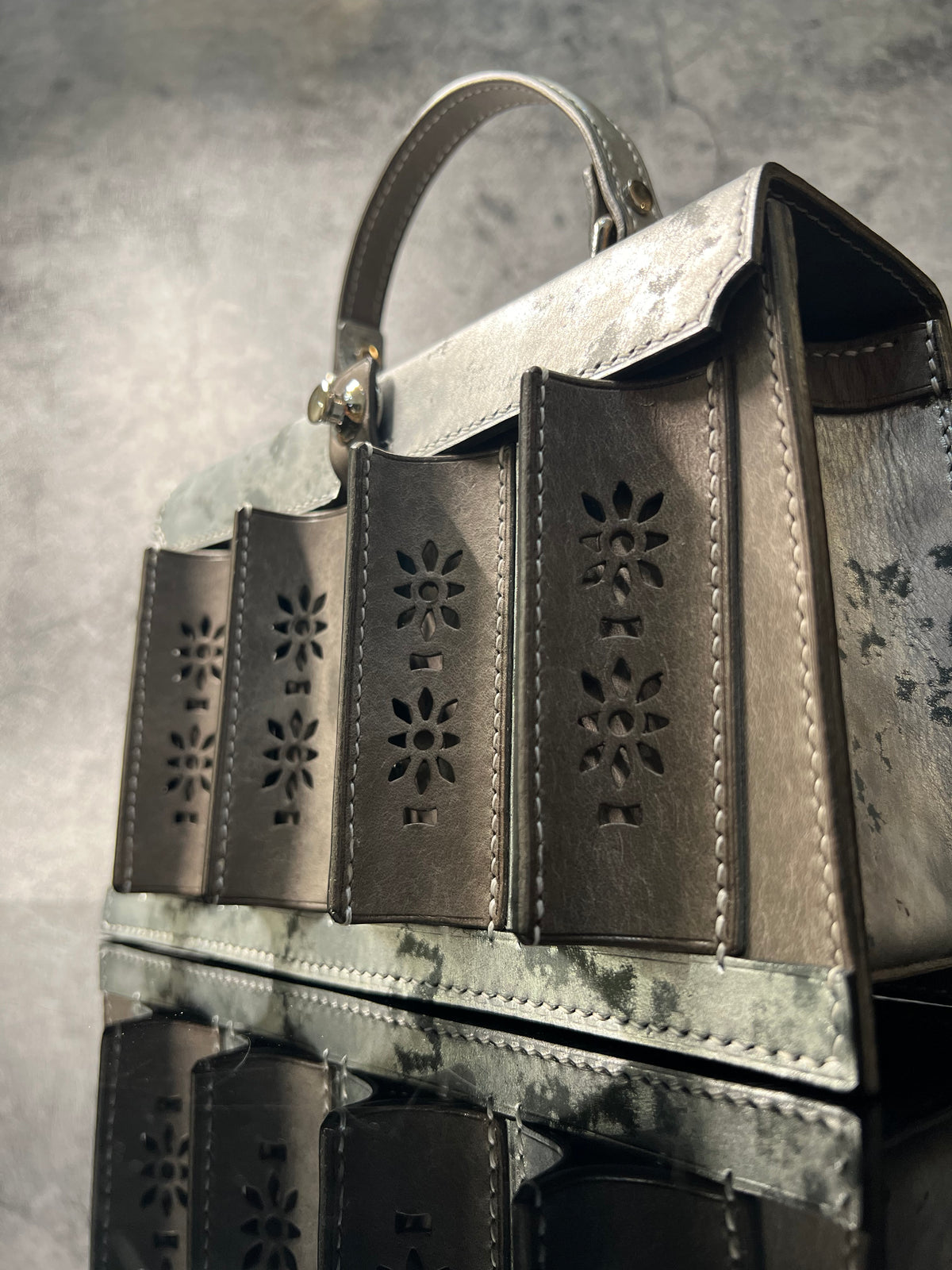 -Metallic Edition + Shoulder strap 立體鐵閘手袋S - 白鐵拼色+白鐵長帶