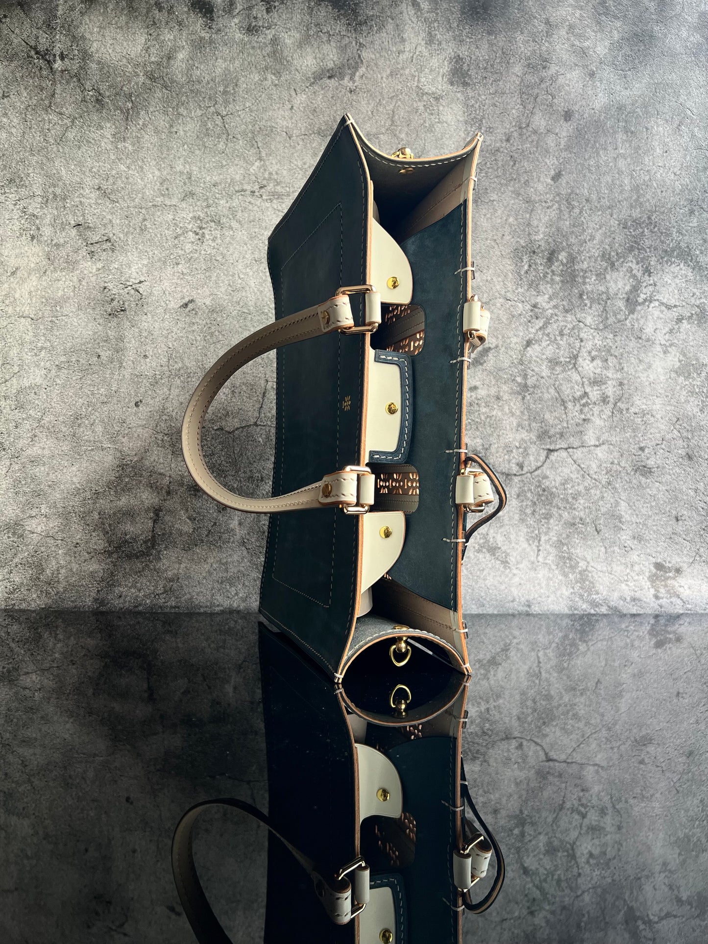 預訂-
雙層通花鐵閘袋（橫M）